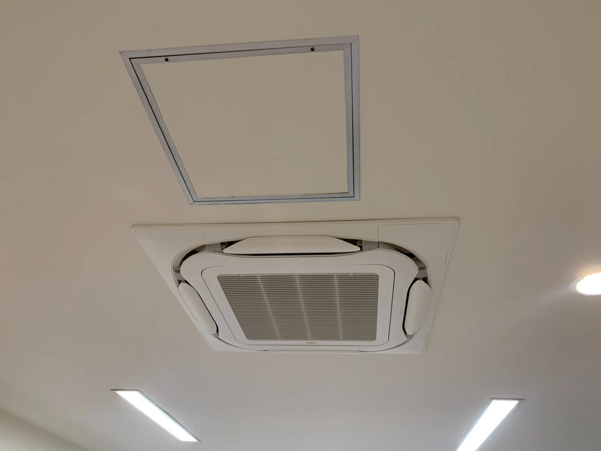 名古屋市名東区 N歯科医院様 業務用エアコン入替工事